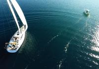 barcha a vela yacht a vela accanto alla barca a motoree al mare blu